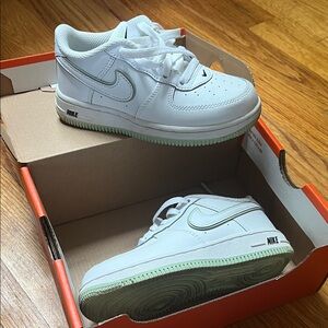 Nike White and Green Sneakers